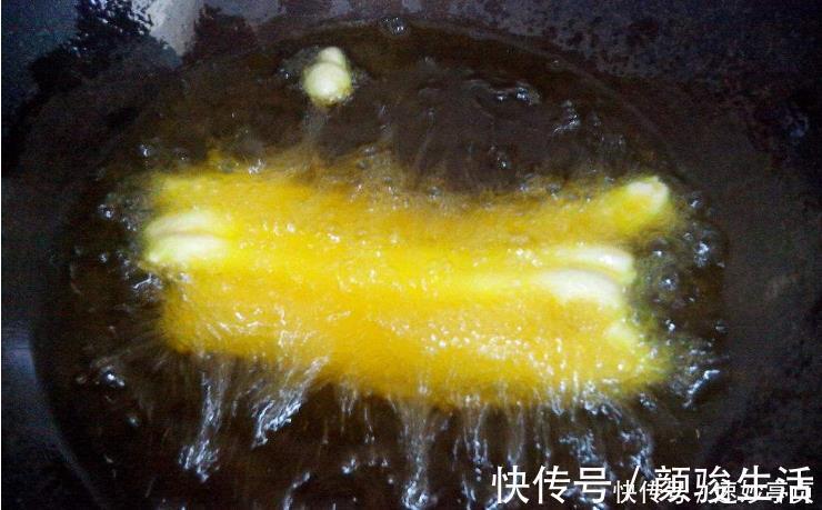 干面粉|炸油条不要用泡打粉、小苏打,油条店都这样做,蓬松酥脆入口即化