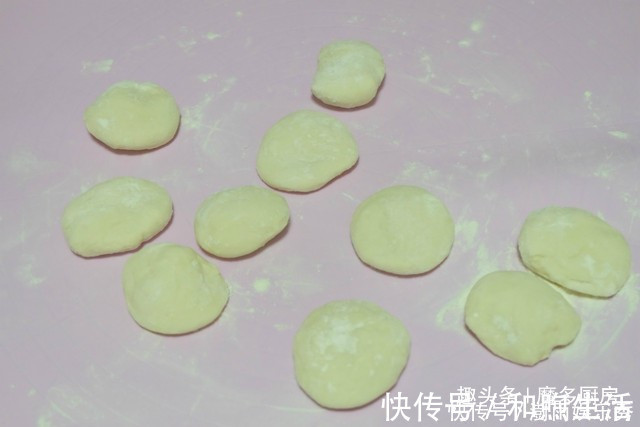 面粉|菜盒子薄皮大馅特好吃,面粉不用开水烫,放多久都不会硬!