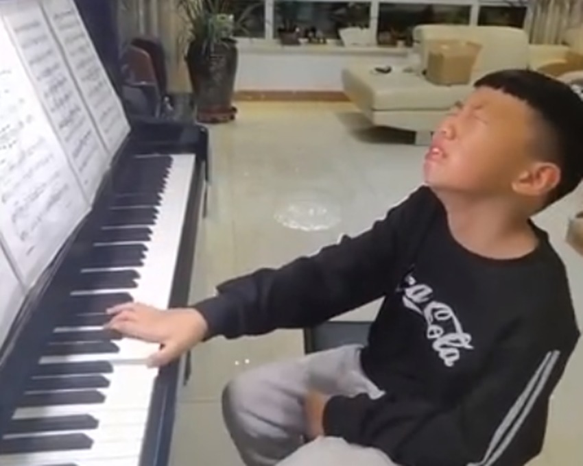 乐器|小男孩边弹钢琴边默默流泪火了,网友:这真的是把自己都感动哭了