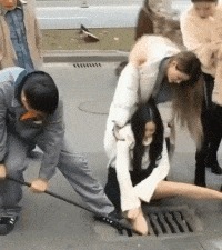 |搞笑GIF：妹子 有斑马线你们不 非要去翻护栏 这下尴尬了吧