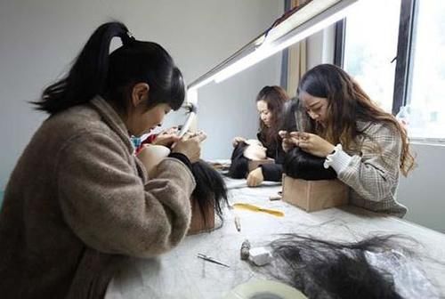 农村总有收头发的,剪下的头发用来干嘛了?不只是用来做假发!