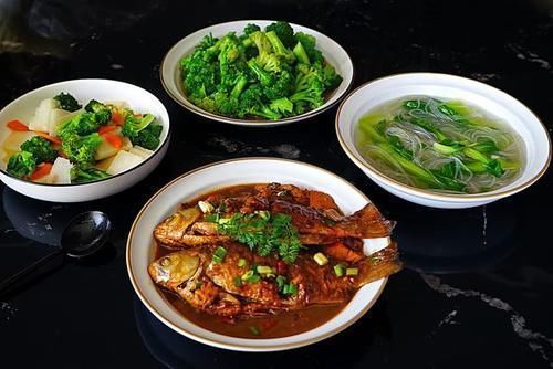 芝麻油凉拌|一家四口的午餐，3菜1汤，简单美味、热量低，吃得少想胖都难