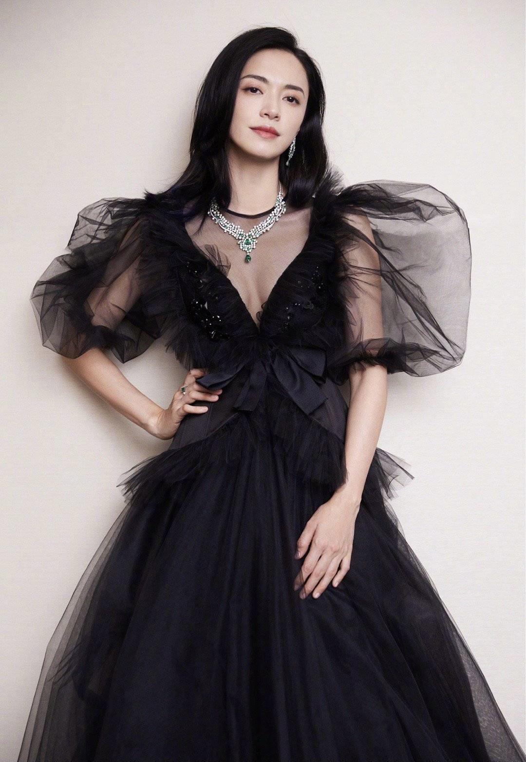 美眉|姚晨真懂“抢镜”,白T恤配外套休闲随性,T恤扎进裤子里好显高