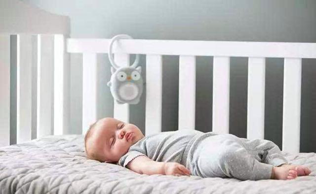 婴儿|双胞胎一个经常抱,一个经常躺,哪个发育更健康?有科学依据