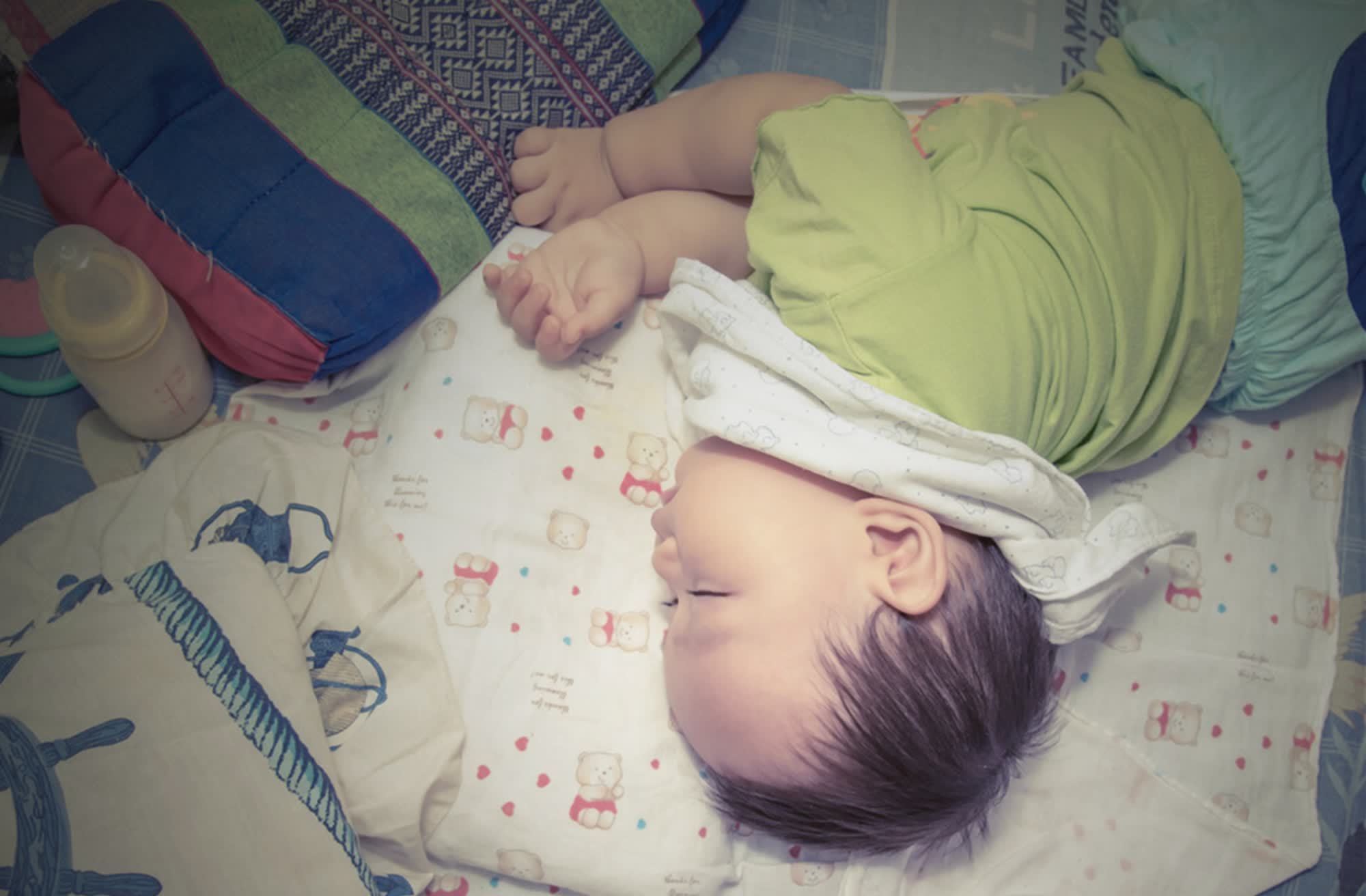 安全感|抱着睡、放下醒的“睡渣”宝宝,你家有同款吗?这几招或许有效