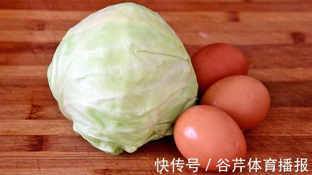 凉拌菜|包菜最下饭的做法，加3个鸡蛋，开水一烫，开胃又解馋，比肉还香