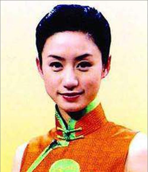 她是央视金牌主持人,因接电话推错门踏空坠楼,抢救19天也没救回