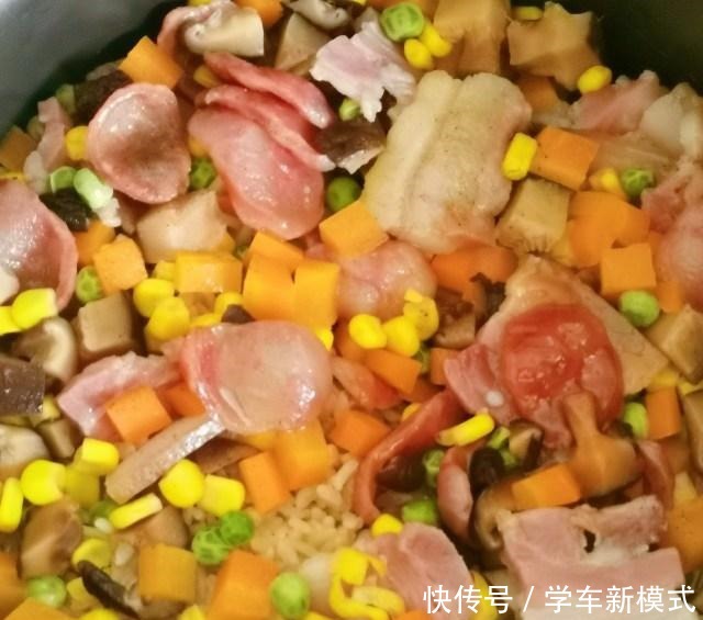 咸肉香肠焖饭,焖五分钟,香气扑鼻啊!