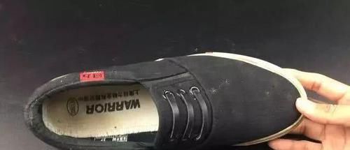 运动鞋千万别用清水洗，教您一招，鞋子干净不变形，省时又省力