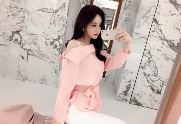 粉底色|美图欣赏:孙允珠,粉底色玫瑰斜肩灯笼袖休闲衫