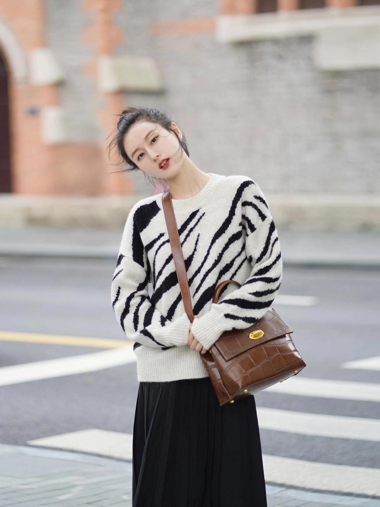 灰绿色 讲真,毛衣才是冬季穿搭的王者单品,柔软舒适又保暖,谁穿都好看