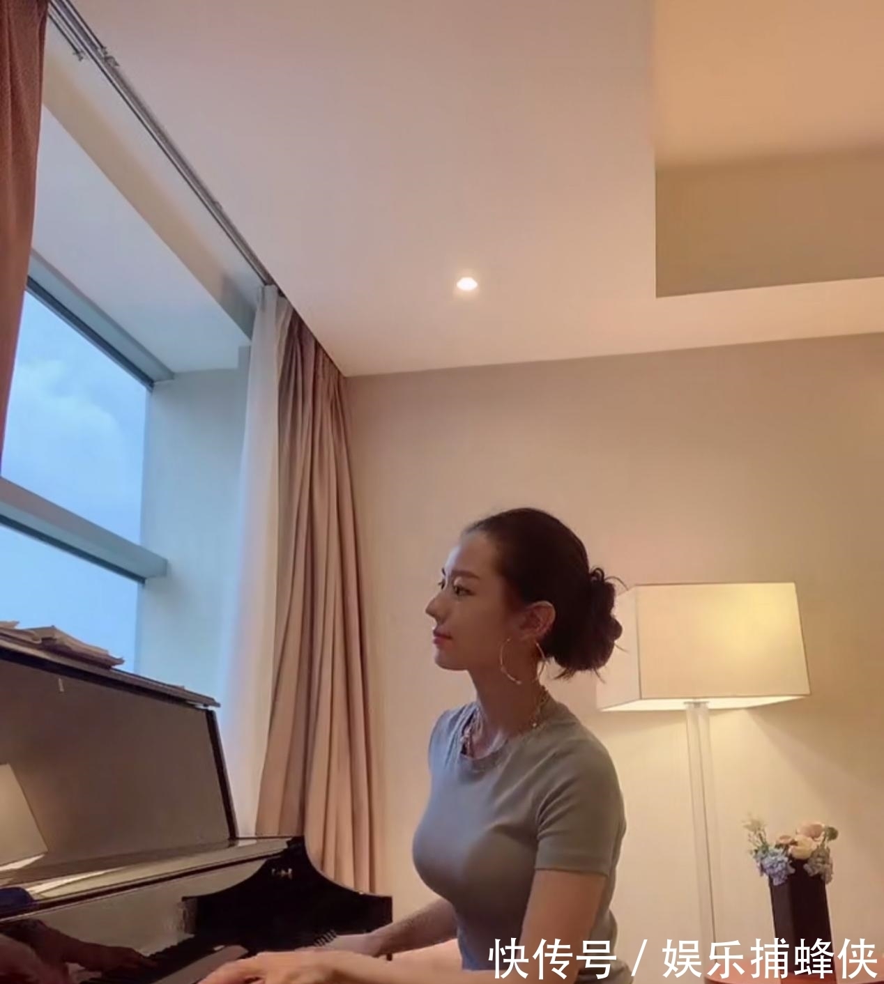 穿搭|吉娜纯素颜弹钢琴，穿灰色T恤侧颜太美，难怪郎朗舍得送DR钻戒