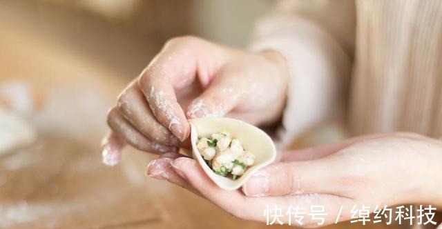 水饺包好后，直接放冰箱就“废了”，教你一招，饺子不开裂不粘连