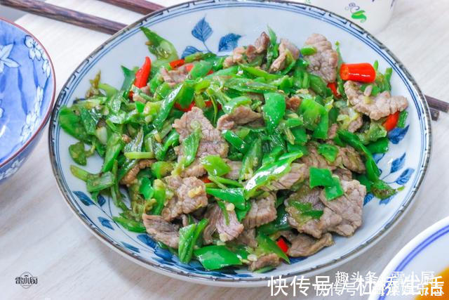 辣椒炒牛肉|堂姐过生日，妈妈花一百多块钱做了一桌菜，大伙都吃嗨了！