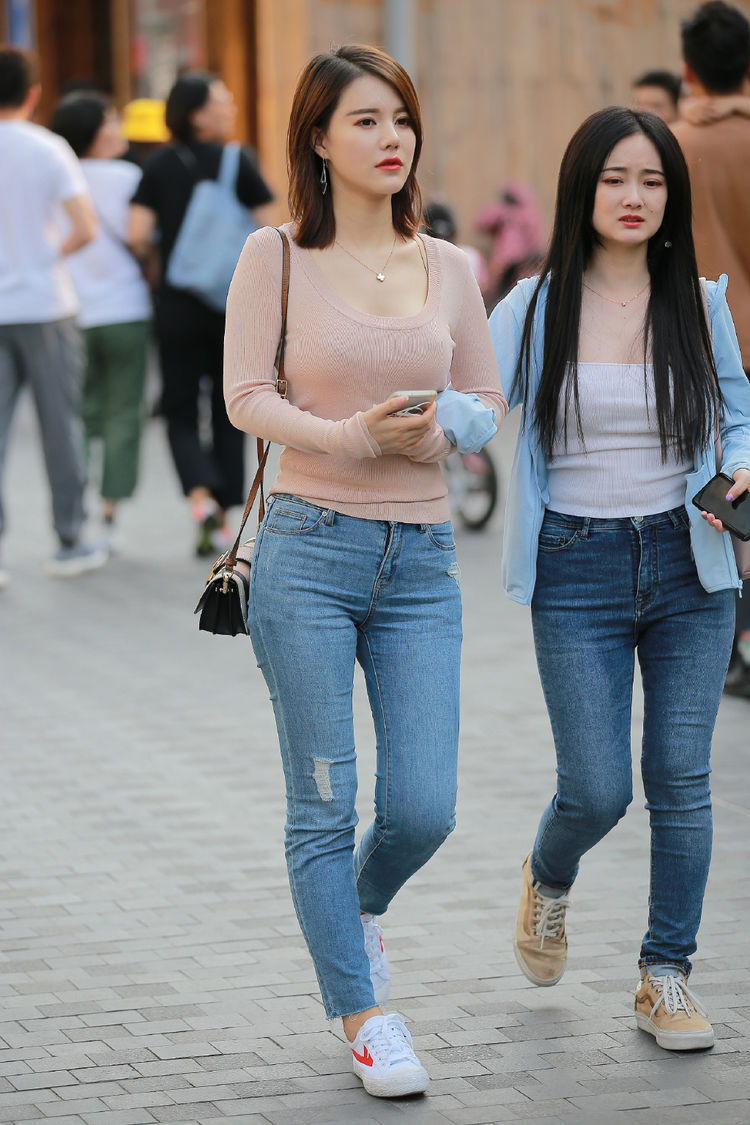 版型 短款开衫搭配吊带连衣裙,显得优雅而得体,女人味十足