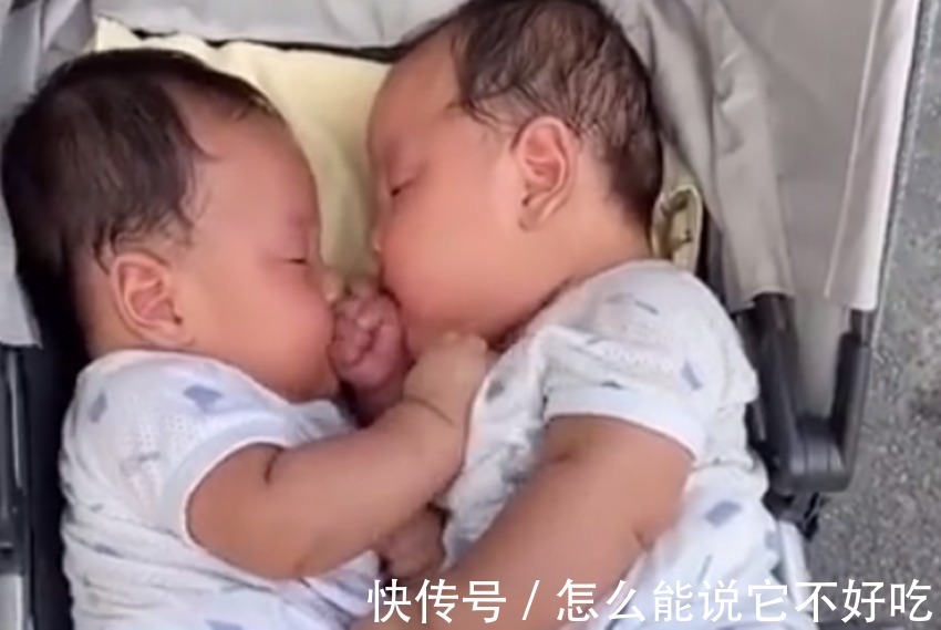 宝宝|双胞胎宝宝互相吃各自的小手火了，网友：口欲期爸妈可要重视起来