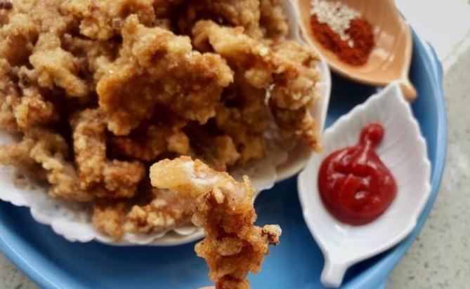 炸酥肉时，掌握好“调面糊”方法，出锅后又酥又香，比买的实惠
