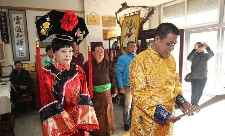 皇室|乾隆七世孙手戴上亿玉扳指，如今穿龙袍，以皇帝身份祭祖