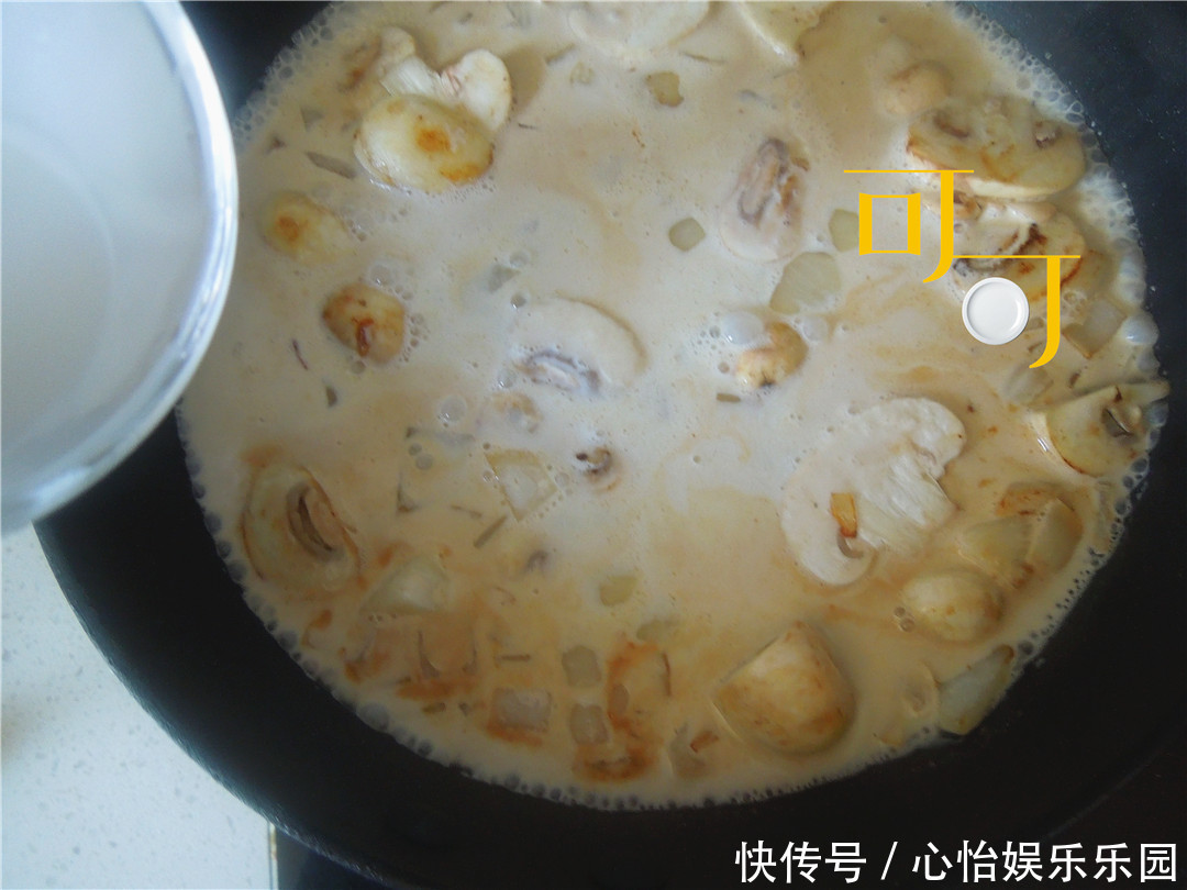 过年|奶油蘑菇浓汤过年家宴来一道经典西式浓汤,老人孩子都爱吃