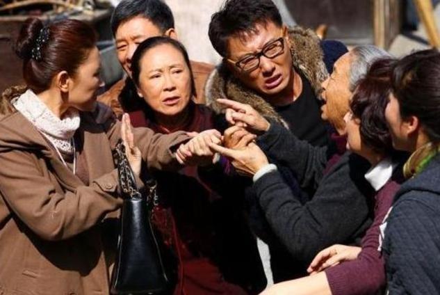 杨继春|“天下第一懒人”杨锁:吃饭全靠喂,刨坑上厕所,23岁懒死家中