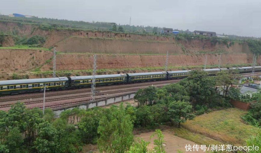 列车|暴雨中，被困的列车与河南山村