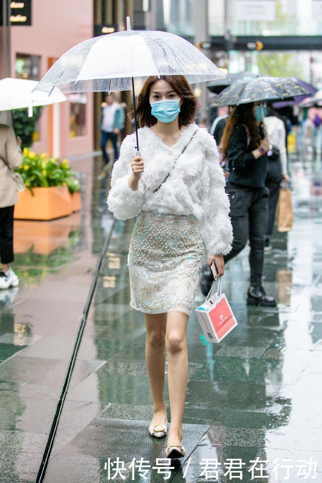 女孩子的漂亮,没必要穿得太复杂,简单的半身裙很不错