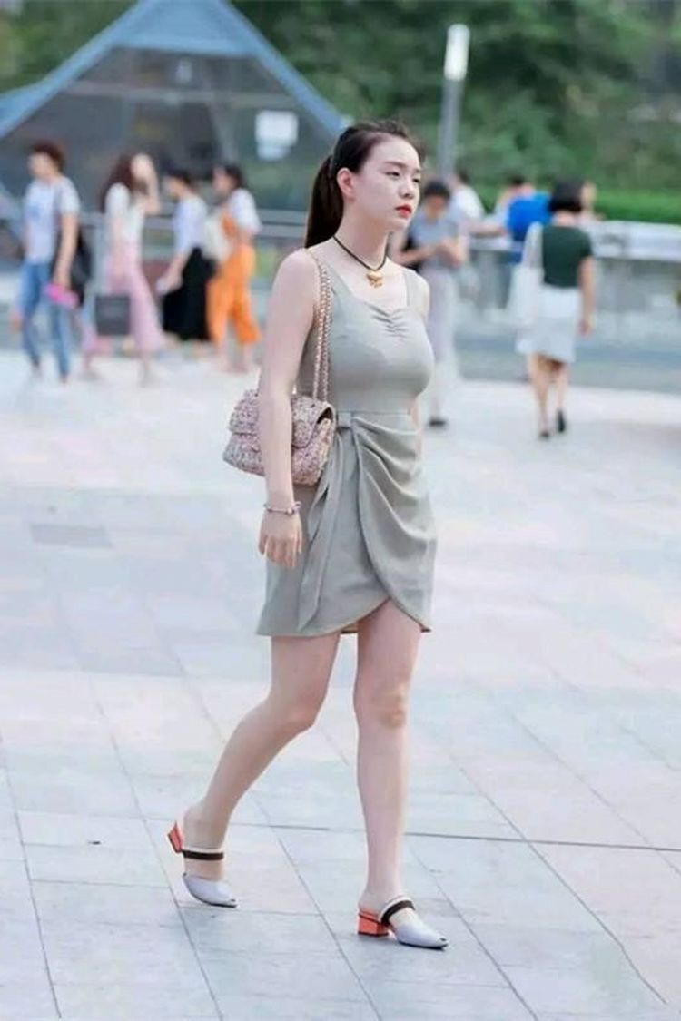 短袖|美女身穿白色短袖T恤,搭配一条黑色牛仔短裤,穿出了很好的清凉效果