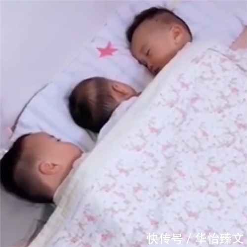 妈妈|三个宝宝一起睡觉，妈妈掀开被子一看，被双胞胎儿子的动作暖到了