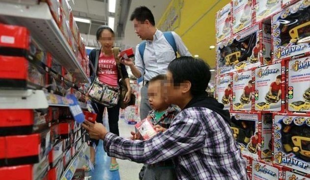 当家长|因担心没钱上幼儿园,孙女不让奶奶买草莓,别让“哭穷”毁了孩子