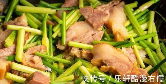 做蒜苔炒肉，焯水时别忘了这2样，蒜苔翠绿鲜嫩，又香还入味