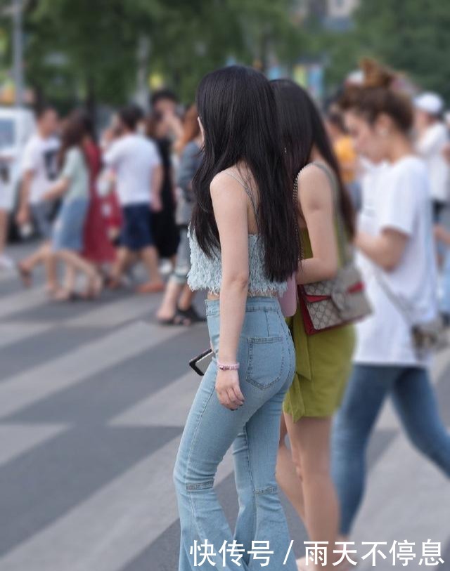 时髦女孩|时髦女孩任性,选择喇叭裤配吊带短衫,美出自己的风格