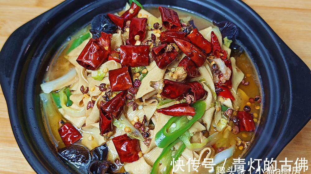 白菜和干豆腐热乎乎地的炖一锅，吃完浑身暖和，上桌连汤汁都不剩