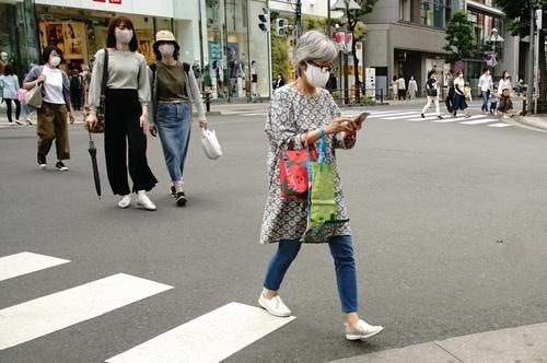 日本 日本老年人的穿搭“老美了”，打扮精致优雅，不扮嫩、不显老气