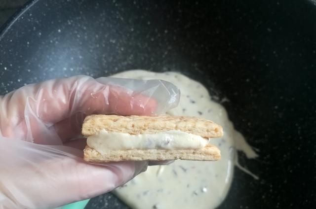 它是新网红饼干，10分钟做好，咬一口咯吱脆，比雪花酥还好吃