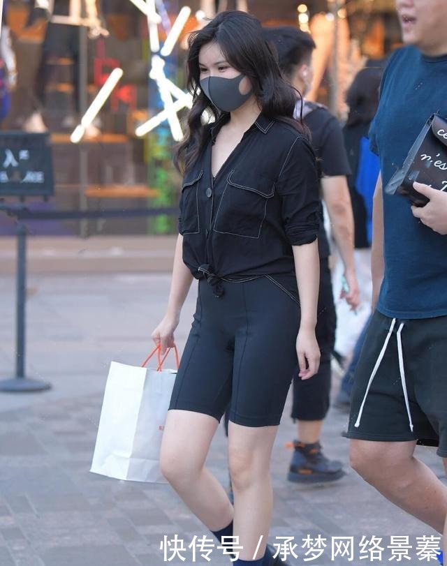 “短裤T恤”太老土,如今流行“齐膝”穿法,时髦修身又显高!