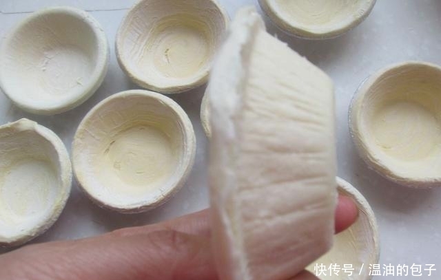 甜品店|榴莲酥甜品店10块钱一个,自己做2块钱就搞定,层层酥脆又香甜