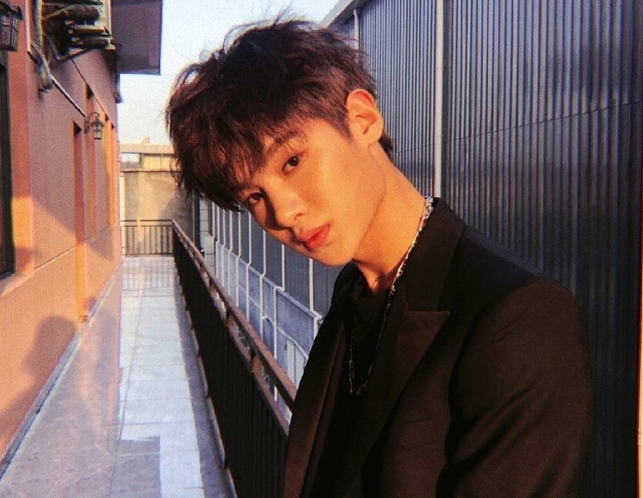  寸头|黄明昊寸头太过硬汉，粉丝不敢认调侃像“一休”，却和小时候一样