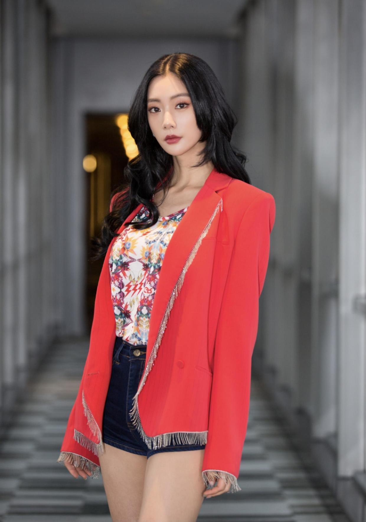 克拉拉带火了一种穿搭，叫“红色西装+牛杂短裤”，秀出高挑身材