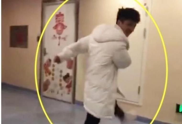 老公|得知老婆生了女儿,产房外爸爸的反应引人注目,网友:太真实了