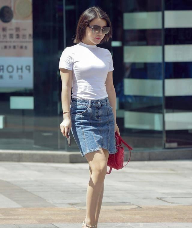 转运珠|路人街拍,小姐姐黑色蕾丝吊带搭配热裤,显的活力满满