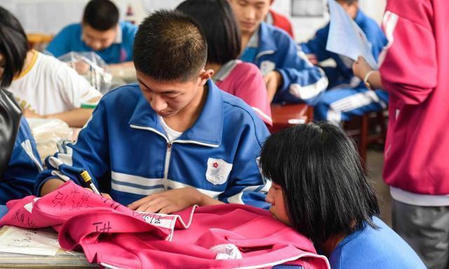 学习成绩|这种毒友谊带给孩子的伤害比早恋还大,爸妈还不好出面干涉