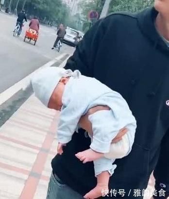 淡定|“淡定奶爸”抱娃姿势走红,路过的大妈眼神亮了:这是亲生的?