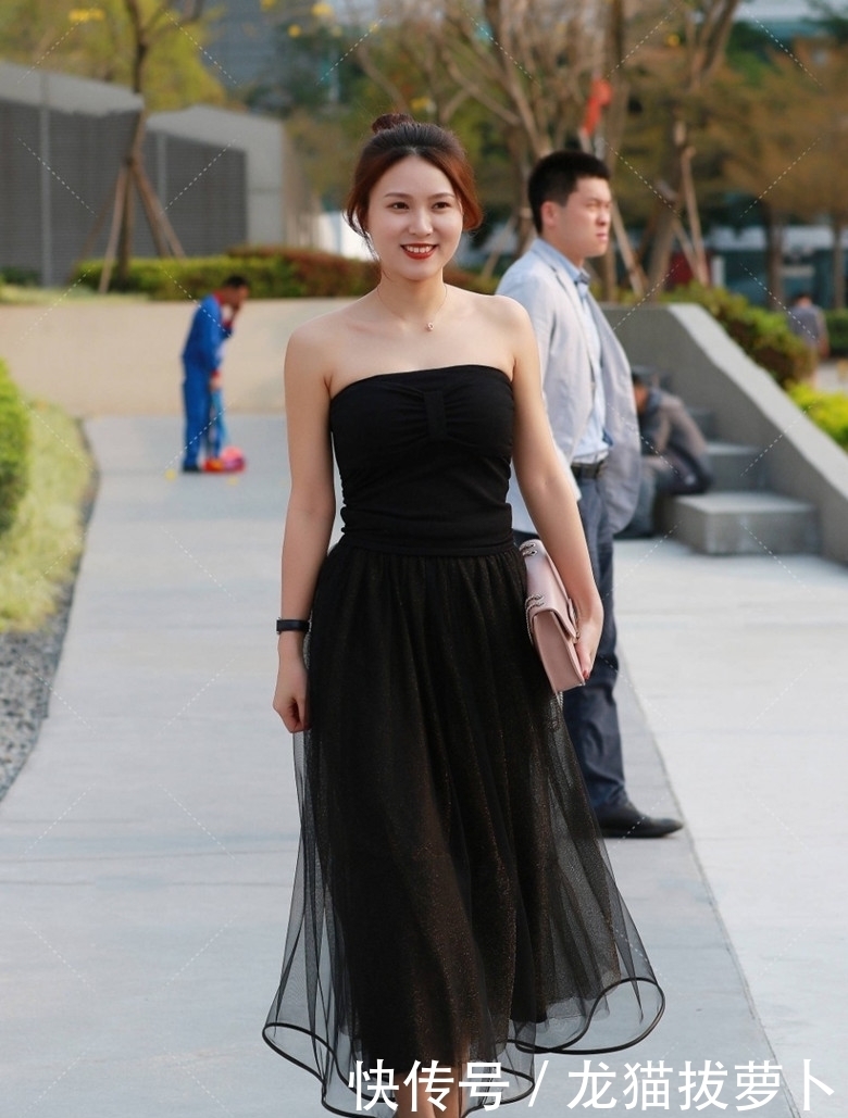 优雅|街拍:美女穿黑色纱裙,气质优雅迷人,回头率特别高