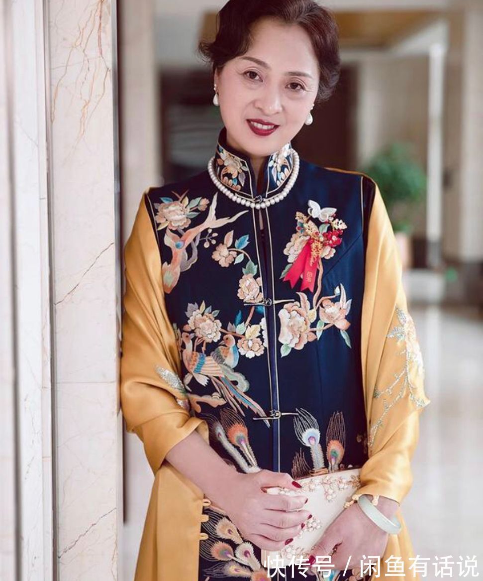 穿搭|两位亲家母真高调!婚礼上同穿红旗袍比美,把新娘风头都给抢了