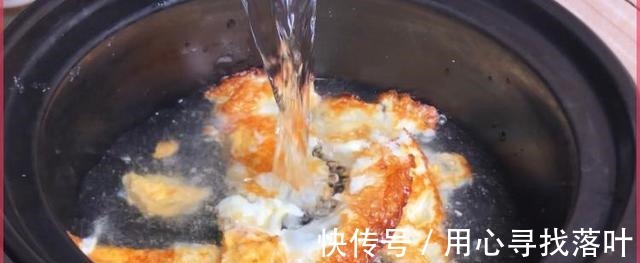 秋天多喝丝瓜三鲜汤,试试这样搭配食材,汤汁奶白,对抗秋燥!