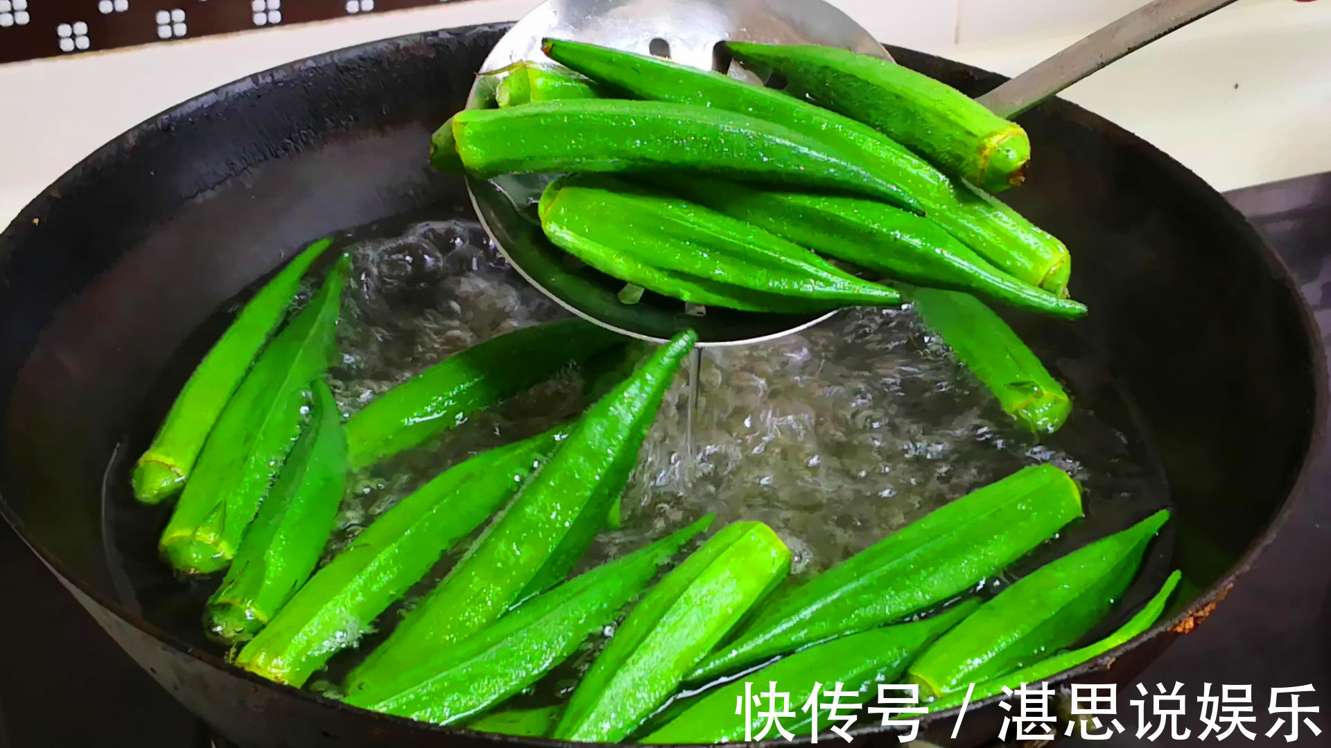 解馋|秋天要多吃秋葵,加花生米简单一做,营养解馋又下饭,给肉都不换