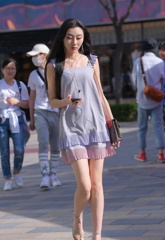 街拍美女:优雅潇洒的外在美,轻盈短裙才能自然展现