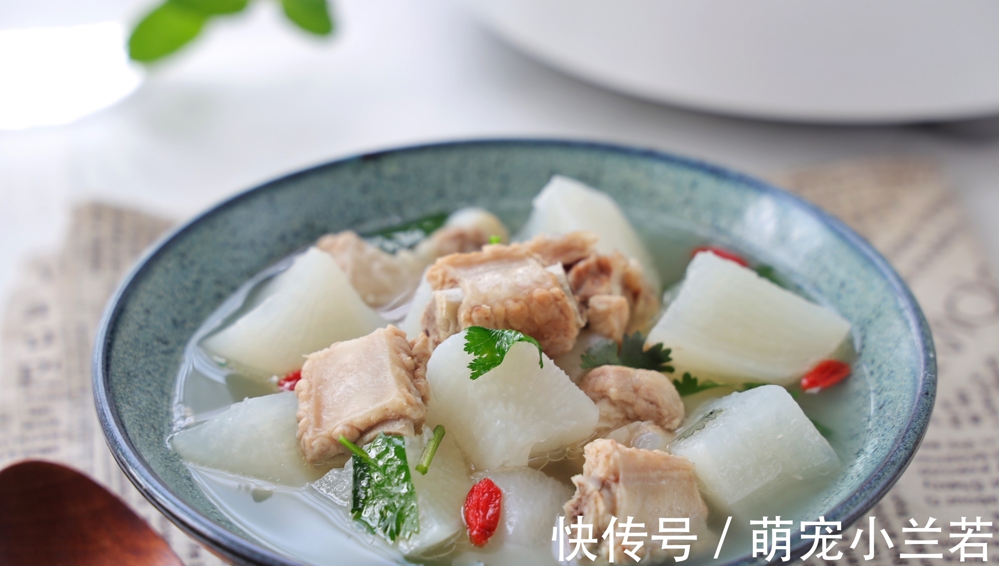 入冬以后，一定要喝的萝卜汤，清香美味，营养又便宜，百吃不腻