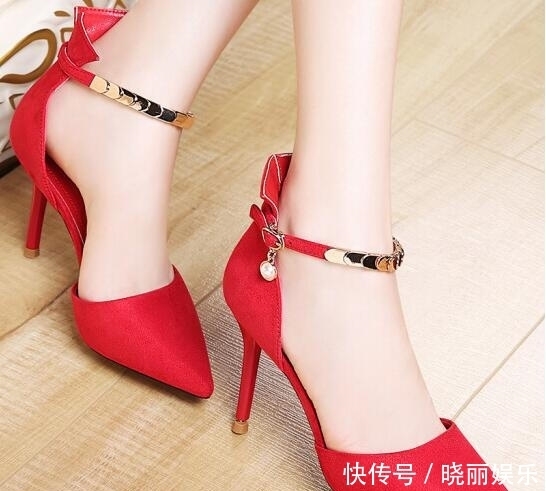 魅惑|尖头高跟鞋时尚简洁,穿着魅惑十足,展现出别样的风格