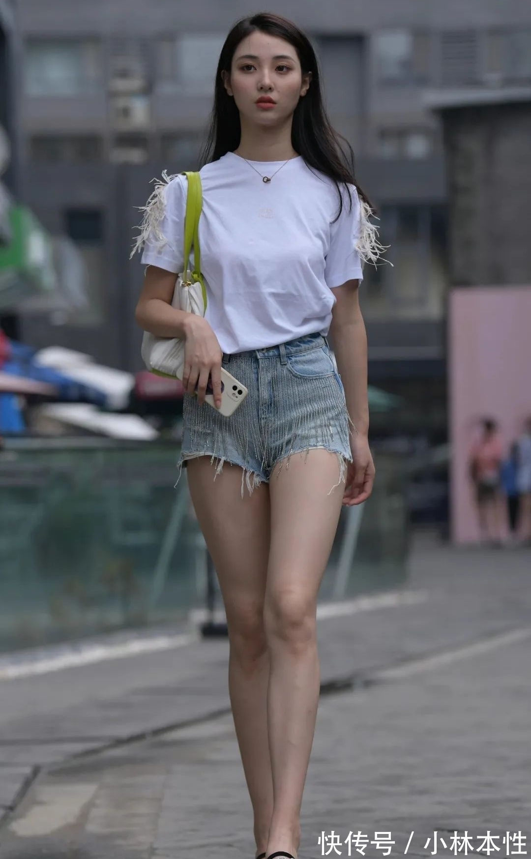 短裤 T恤加短裤搭配高跟凉拖鞋,简单大方的搭配也能穿出大长腿的效果